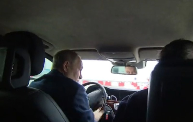 VIDEO | Putin a condus pe podul din Crimeea, redeschis pentru traficul rutier după explozia din octombrie