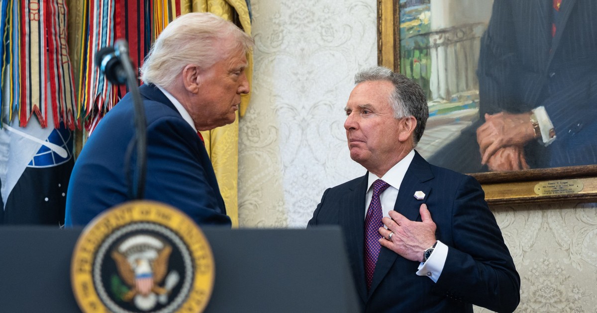 Donald Trump dă mâna cu prietenul și emisarul său Steve Witkoff Foto: Hepta