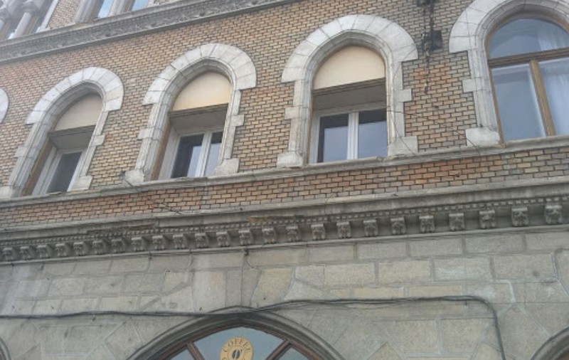 Termopane pe fațada unui palat istoric din Cluj