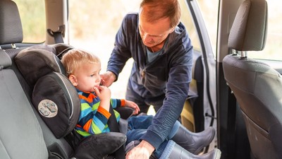 Reguli pentru transportul copiilor în mașină: când este obligatoriu înălțătorul auto și ce amenzi riști