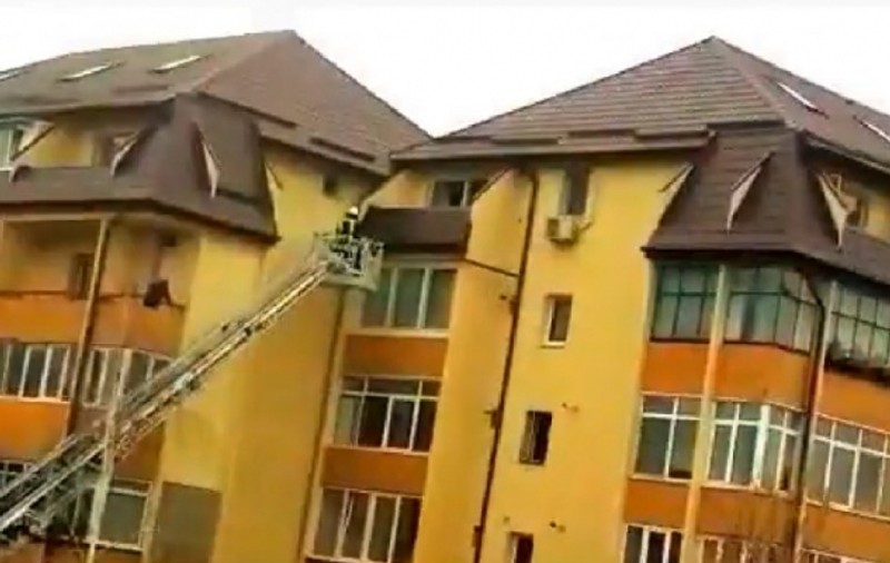 VIDEO/ Intervenție inedită a pompierilor din Cluj. Au salvat un iepuraș blocat pe un acoperiș