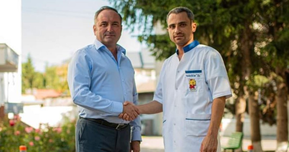 Primarul orașului Târgu Neamț, Daniel Harpa (dreapta), și managerul Spitalului Orășenesc Tg. Neamț, Alexandru Pătrașcu | Foto: zch.ro