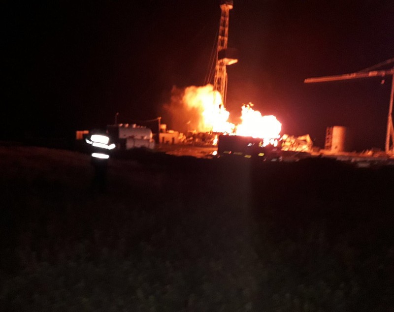 FOTO&VIDEO/Incendiul puternic de la o sondă de gaz nu poate fi stins de pompierii din Satu Mare. Pericol de explozie în zonă UPDATE