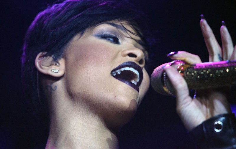 Rihanna, aproape goală la o petrecere