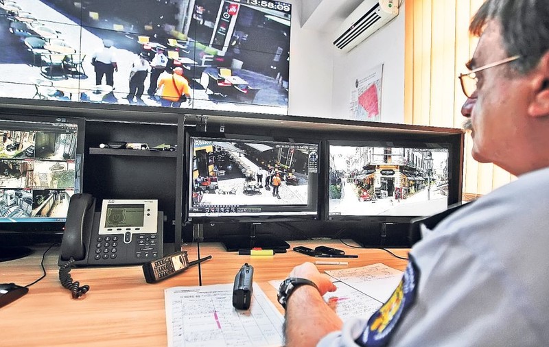 Şoferi şi pietoni filmaţi non-stop
