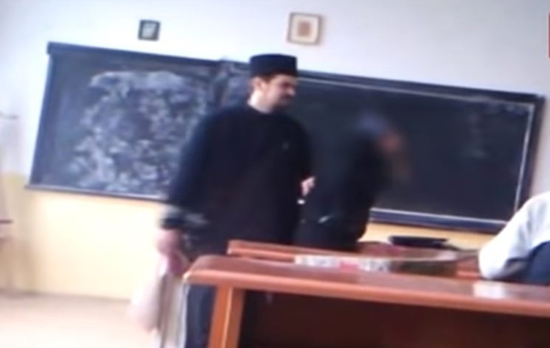 Un preot din Suceava, acuzat c-ar avea amantă, a fost mutat în altă parohie. Hainele preotesei ar fi fost aruncate în stradă de doi bărbați beți. „Toate hainele le-au scos acolo, în curte și juca chiloții pe cap”