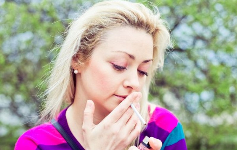 Fumezi ca o turcoaică? Ai risc sporit de cancer de col uterin!