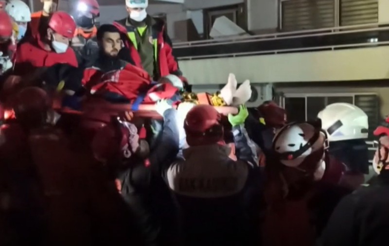 VIDEO | Un bărbat de 70 de ani, salvat de sub dărâmături la 33 de ore după seismul care a zguduit Turcia: „Nu mi-am pierdut niciodată speranța”