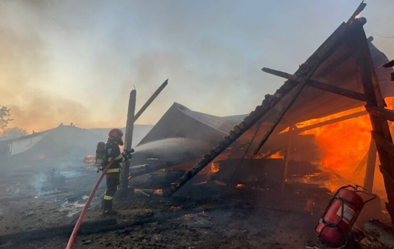 Incendiu puternic la un depozit de carburant şi material lemnos din județul Mureș. O persoană a murit