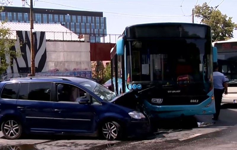 Accident între o mașină și un autobuz pe șoseaua Panduri din București. Trei persoane, transportate la spital