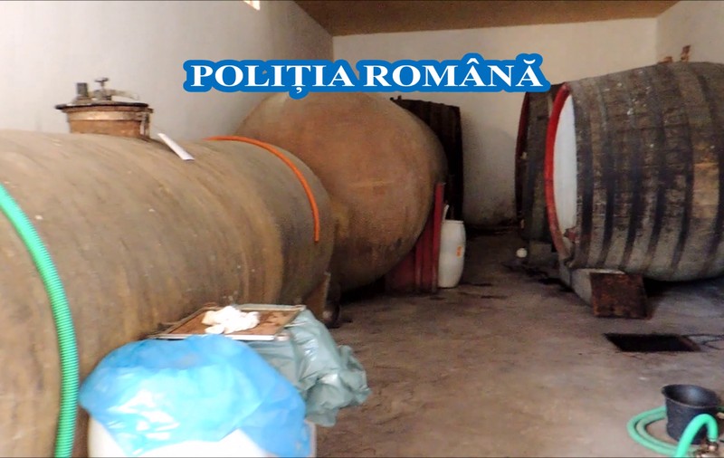 Peste 100.000 de litri de alcool, confiscați în urma unor descinderi în Vrancea