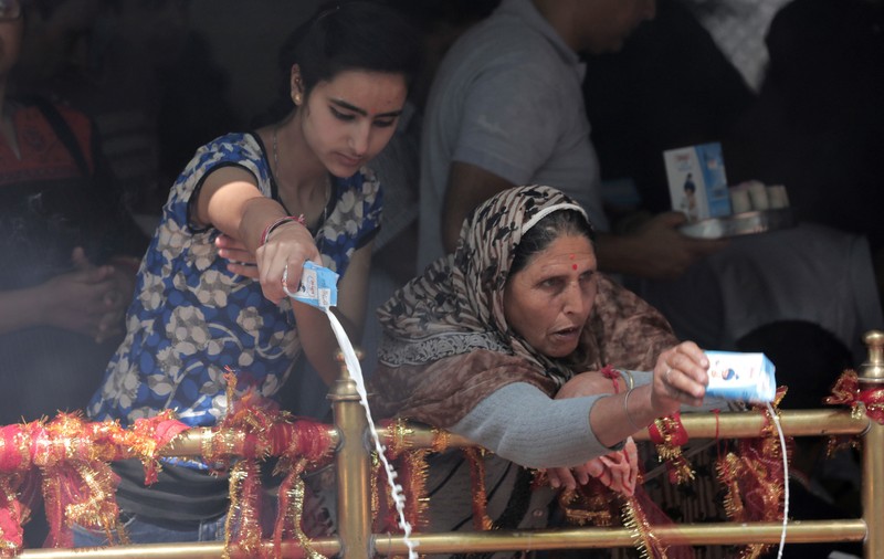 Motivul bizar pentru care fanii unui film din India au început să fure lapte