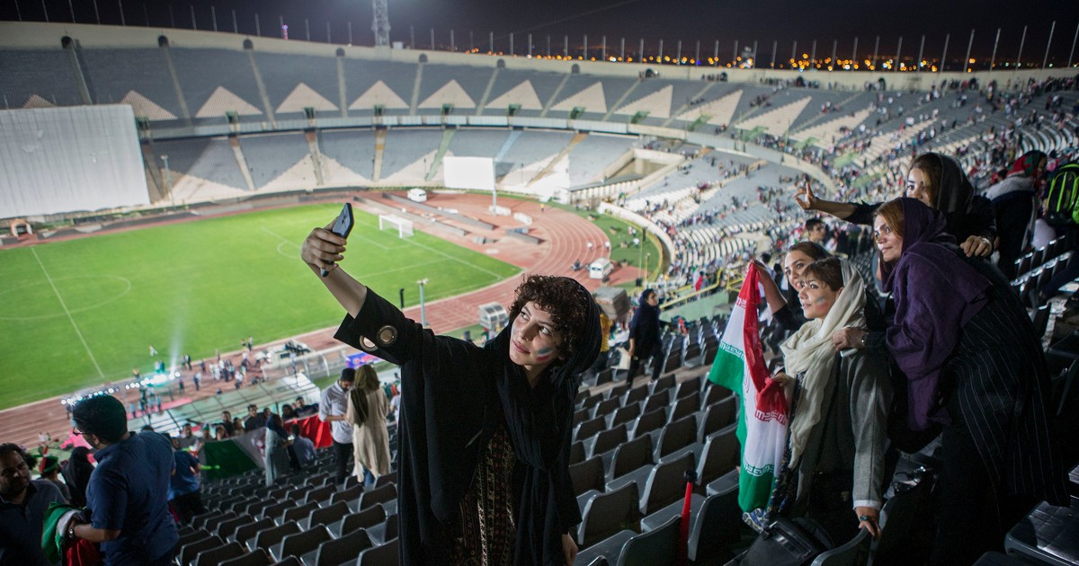 Mii de iranieni cer excluderea reprezentanților țării lor din marile competiții sportive în semn de protest față de regimul de la Teheran. Femei din Iran pe stadion, dar nu în țara lor