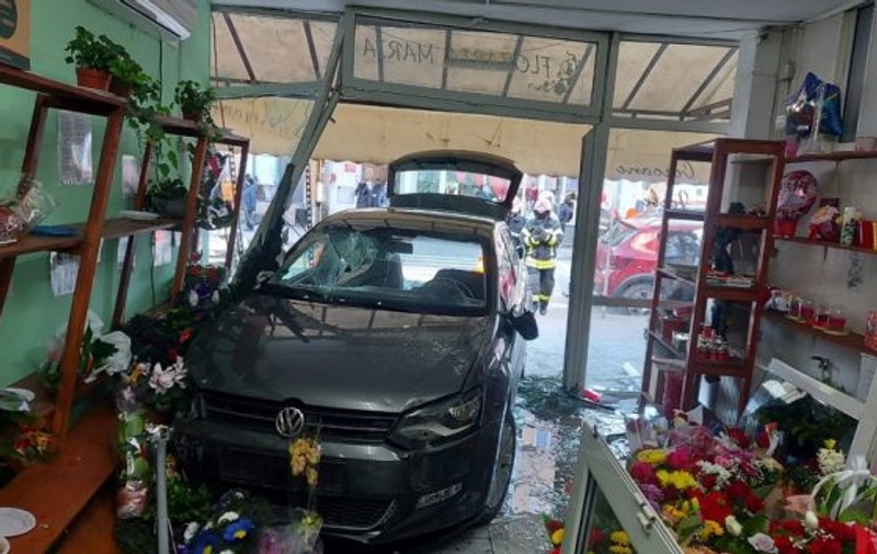 O mașină s-a oprit într-o florărie din Alba Iulia, plină de clienți, după ce a luat pe capotă o femeie. Doi copii au suferit atacuri de panică