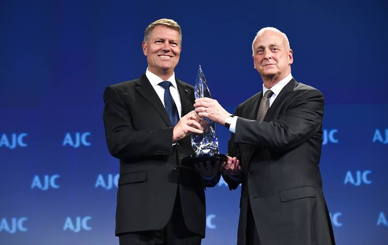 Iohannis a primit la Washington distincția ”Light Unto the Nations”: E meritul românilor care apără neîncetat valorile democrației