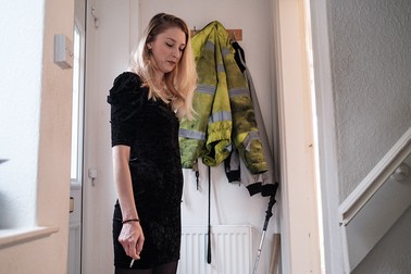 Andreea Paștinaru se pregătește să iasă în oraș împreună cu iubitul ei, Cristian Rădulescu. Derby, UK, septembrie 2021