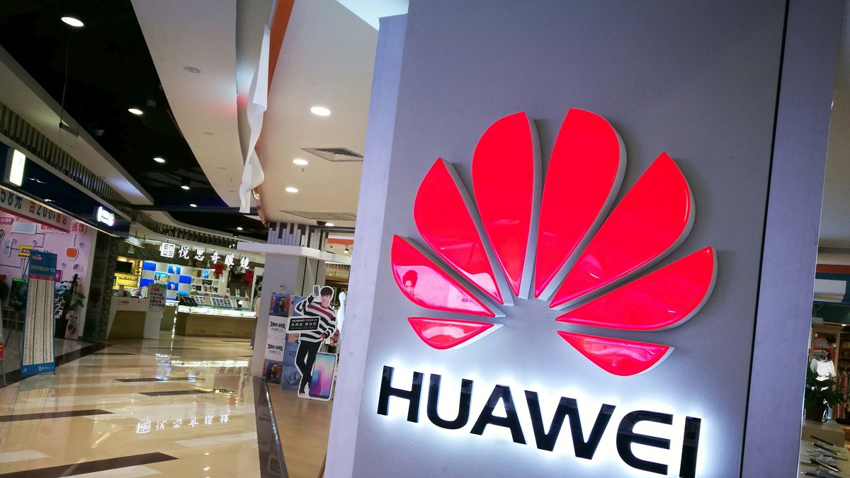 SUA au impus sancțiuni dure pentru Huawei: nicio companie americană nu mai are voie să vândă nimic către grupul chinez. Sigla Huawei pe un hol