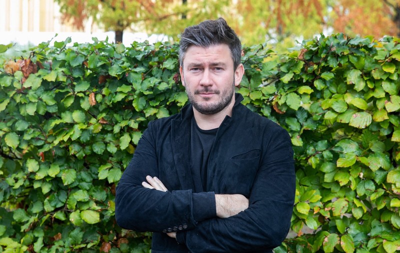 Un popular scriitor rus de romane SF va fi judecat pentru că a denunțat atrocitățile comise de armata lui Putin în Ucraina