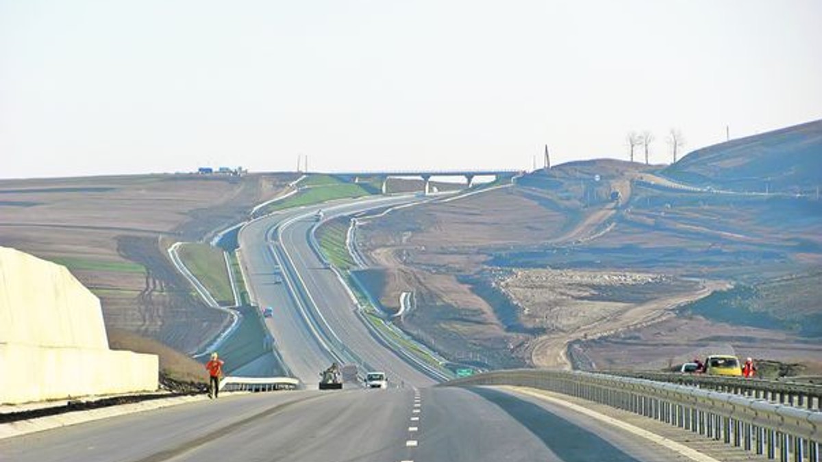 Primele proiecte care vor fi finanțate din PNRR sunt Autostrada A7 Ploiești-Siret, Autostrada Transilvania și construcția de creșe. Autostrada Transilvania