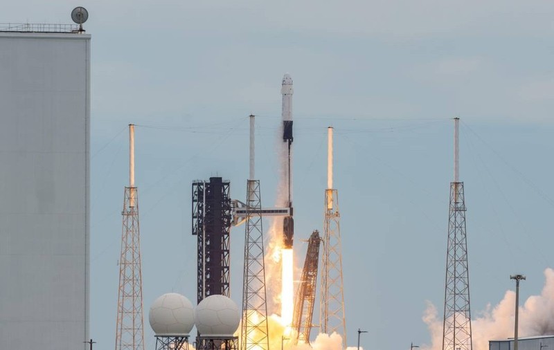 Racheta SpaceX Falcon 9 și capsula Crew Dragon, în timpul lansării misiunii NASA Crew-13 către Stația Spațială Internațională.