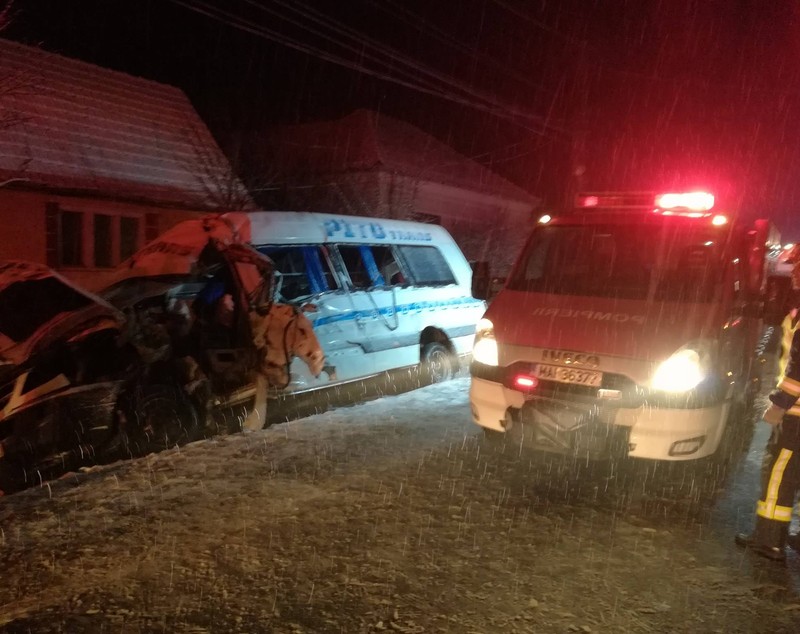 Un mort și 12 răniți într-un accident pe DN7. Un microbuz a intrat în coliziune cu un TIR. Traficul este blocat în apropiere de Lipova