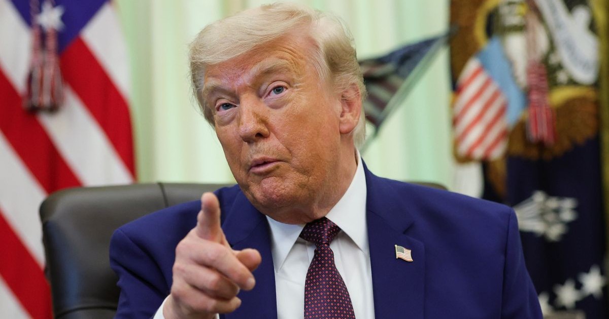 Donald Trump vorbește în biroul de la Casa Albă, stând în fotoliu și arătând cu degetul, Washington DC, SUA, 11 iunie 2026