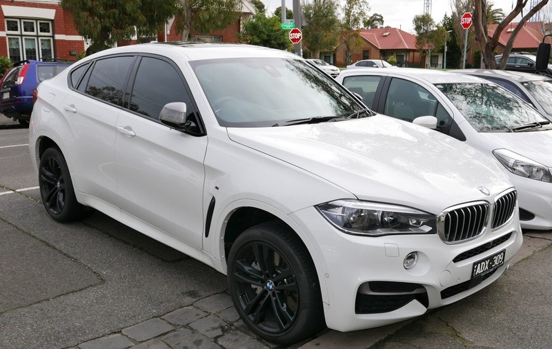 Un român și-a luat BMW X6 în leasing, din Marea Britanie, poliția a venit și i l-a ridicat din curte, din Suceava