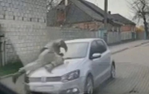 Un șofer lovește un polițist, îl ia pe capotă și gonește mai departe, în Ucraina | VIDEO