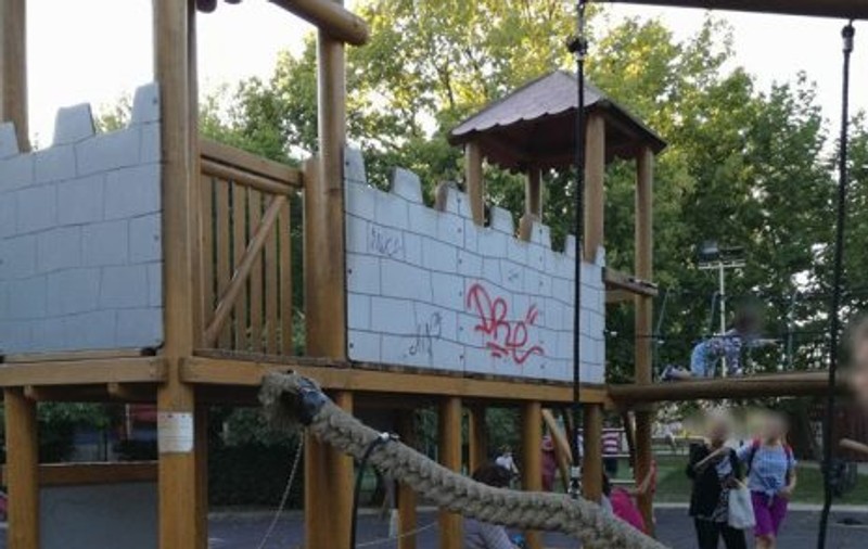 Amendă în cazul fetiței rănite la jocul de joacă din Parcul Tei. Sancțiunea usturătoare, aplicată de autorități