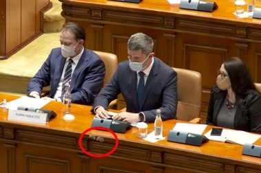Momentul în care ochelarii lui Dan Barna alunecă de pe masă