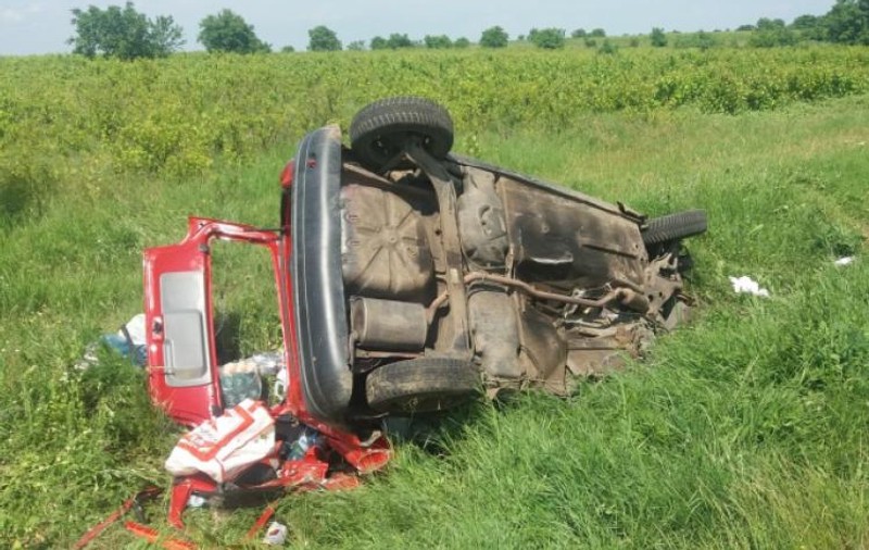 Un șofer fără permis și-a ucis bebelușul, după ce a intrat cu mașina într-un TIR