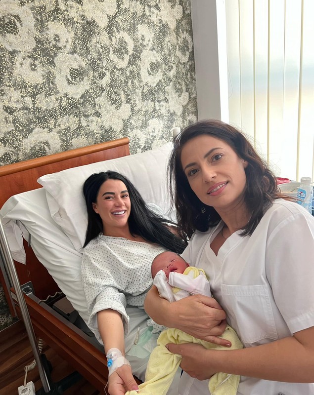 Daniela Crudu a fost externată. Iubitul a venit să o ia de la spital după ce a născut, însă au plecat fără fetiță