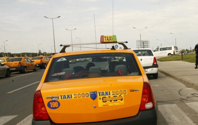 Un tânăr a ameninţat cu pistolul un taximetrist şi a fugit cu maşina acestuia 