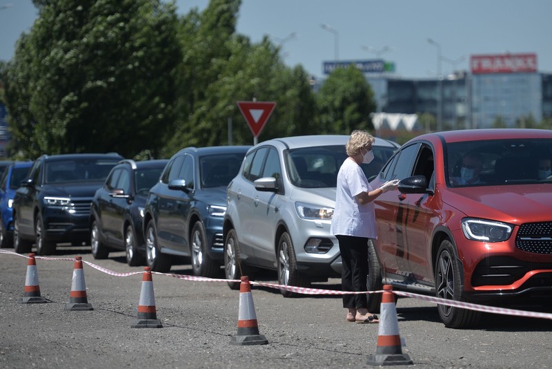 Coadă de mașini la centrul drive-in de testare COVID-19 RT-PCR, amplasat în parcarea complexului Băneasa Shopping City din București | Foto: Hepta