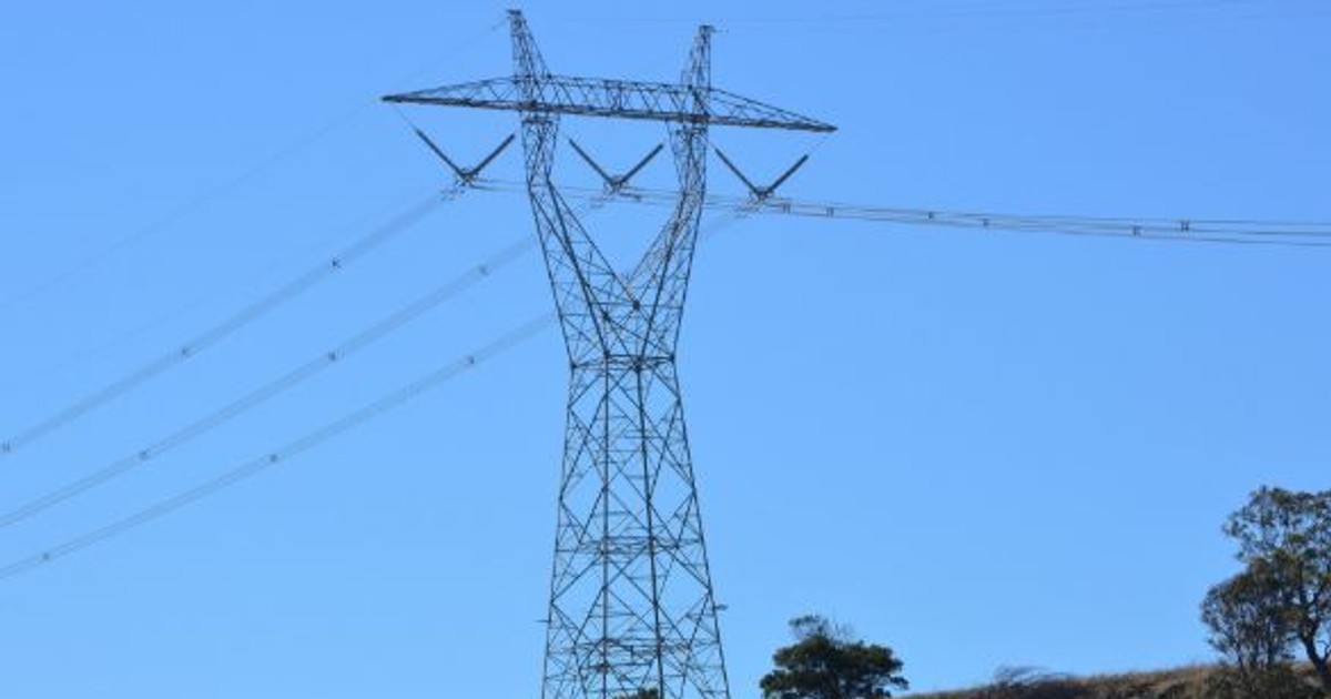 S-a urcat pe un stâlp electric ca să facă un selfie și a murit electrocutat