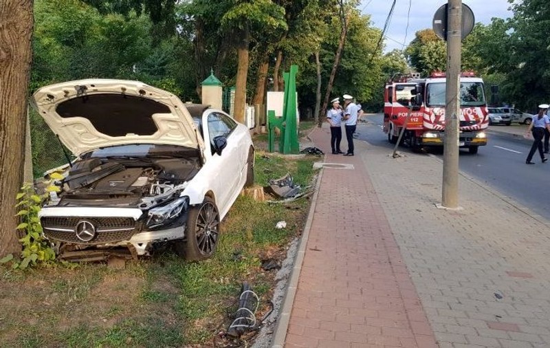 Un afacerist din Iași, beat și drogat, a intrat cu mașina în stația de autobuz. Un copil s-a ferit în ultimul moment
