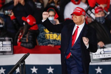 Chiar și îndepărtat de la putere, Trump reprezintă în continuare o forță electorală. Foto: EPA
