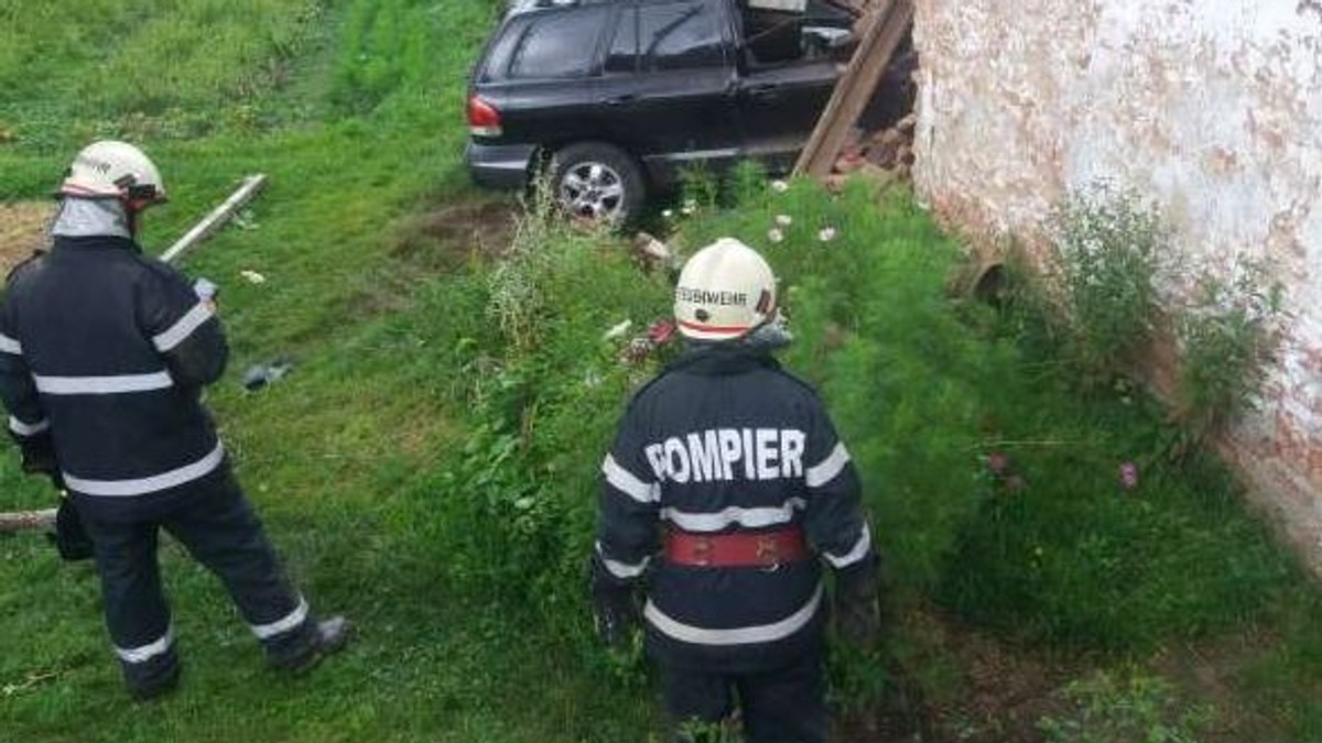 Accident în Sibiu: trei persoane rănite după ce mașina în care se aflau a intrat în zidul unei case