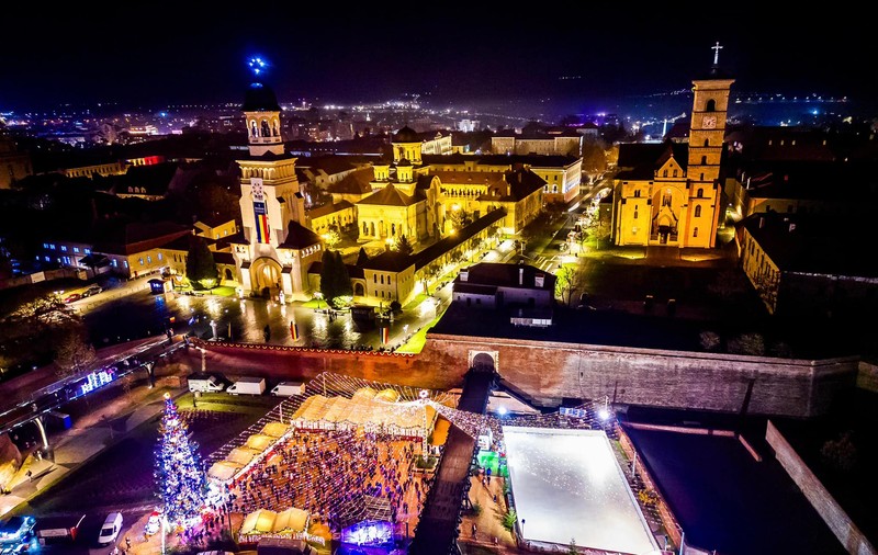 Târgul de Crăciun Alba Iulia 2025. Cetatea Alba Carolina se transformă: vin și bere germană cu mâncare românească + al doilea eveniment în oraș