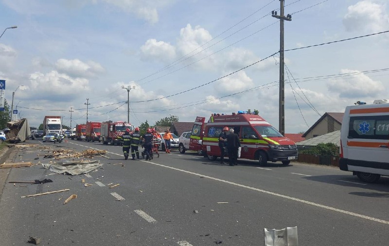 Un camion s-a izbit de un autocar cu 28 de pasageri, la Lețcani, Iași. Șapte oameni sunt în stare gravă la spital. Plan roșu de intervenție