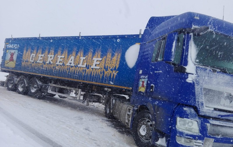 Au apărut primele probleme, în țară și în Capitală, din cauza vremii. Copaci căzuți și trafic blocat de camioane care au derapat