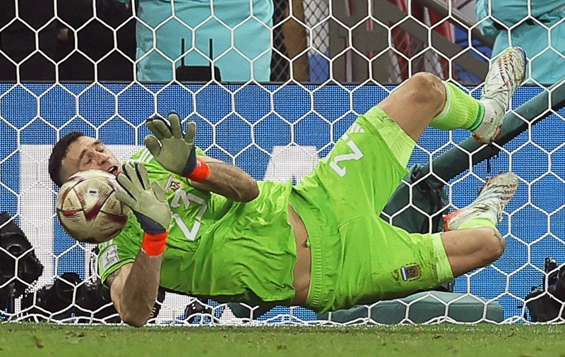 Mănuşile cu care portarul argentinian Emiliano Martinez a apărat în finala Cupei Mondiale, vândute la licitaţie. Ce sumă s-a obținut