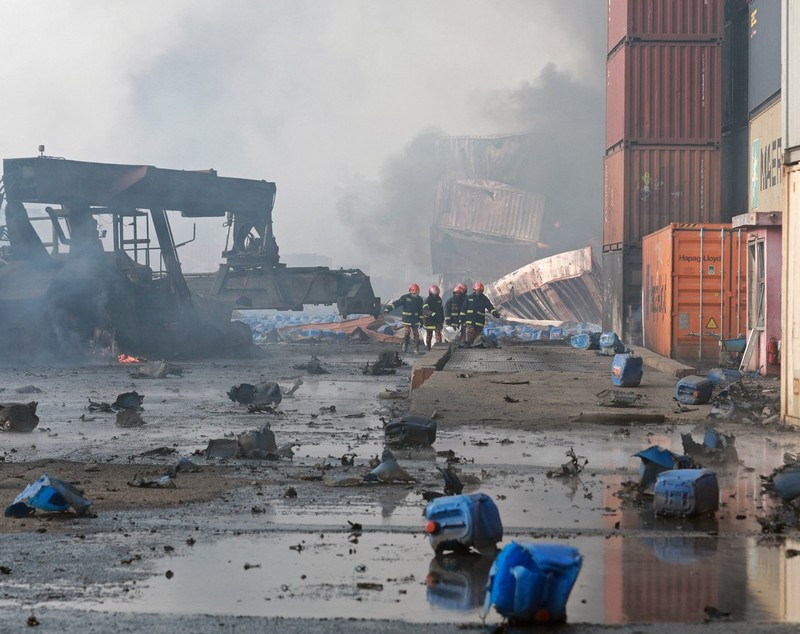 Tragedie în Bangladesh. Peste 40 de morți și sute de răniți, într-un incendiu de proporții la un depozit