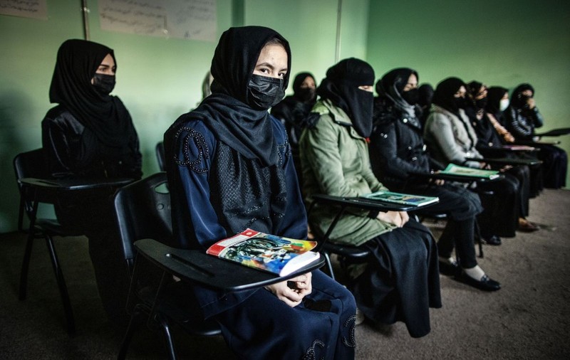 INTERVIU Jurnalista din Afganistan care a dezvăluit valul de sinucideri în rândul femeilor după venirea talibanilor: „Nu au de ales în ce privește felul în care vor trăi”