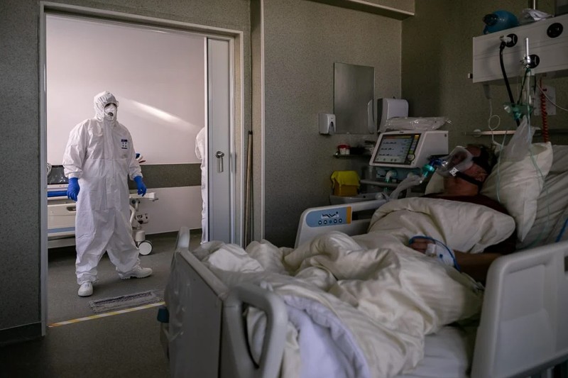 Pacient cu mască mare de oxigen, supravegheat de medic, la secția ATI de la Spitalul Municipal Oradea | Foto: Eli Driu