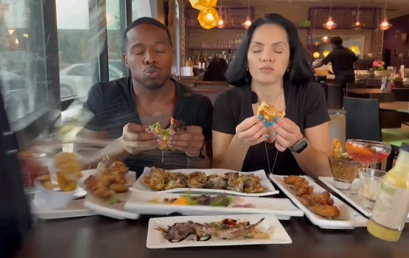 Momentul în care o mașină intră prin peretele unui restaurant, surprins de doi influenceri care se filmau mâncând | VIDEO
