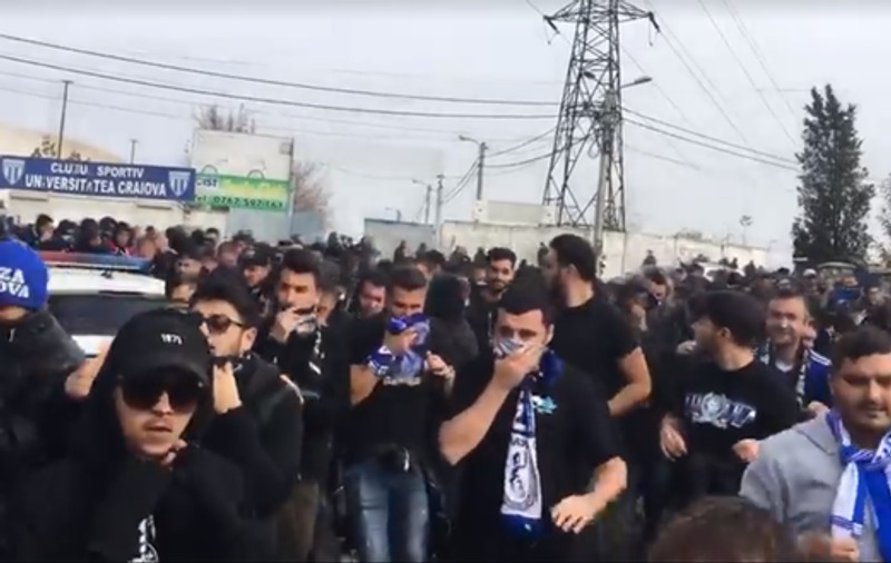 Incidente la Craiova, la meciul CSU II - FCU. Galeria oaspeților a fost evacuată! Jandarmii au dat cu gaze | VIDEO
