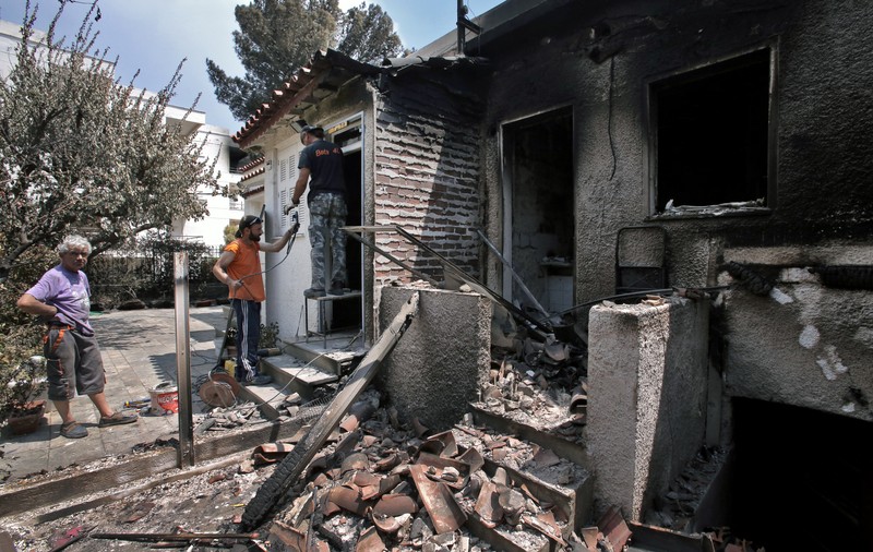 CORESPONDENȚĂ DIN MATI, GRECIA: Salvatorii lucreză încontinuu în satul complet distrus de incendii