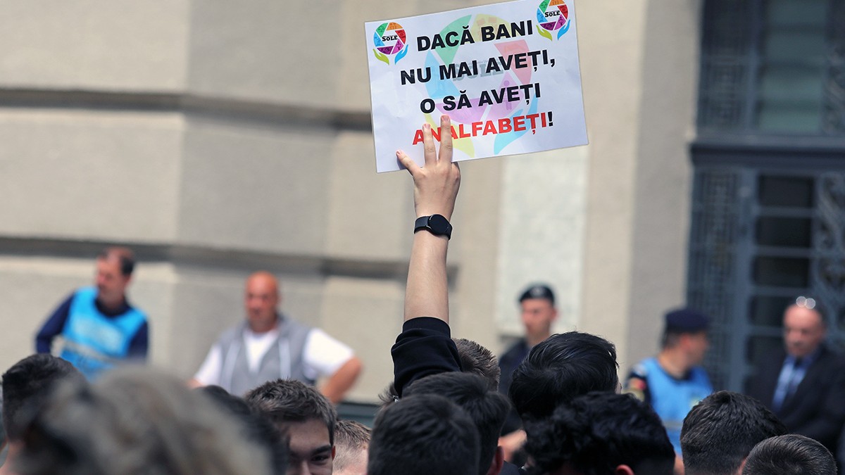 Mai multi profesori, membri ai sindicatelor din Educatie, dar si elevi, participa la un protest in fata prefecturii judetului Timis, luni, 29 mai 2023, in Timmisoara.