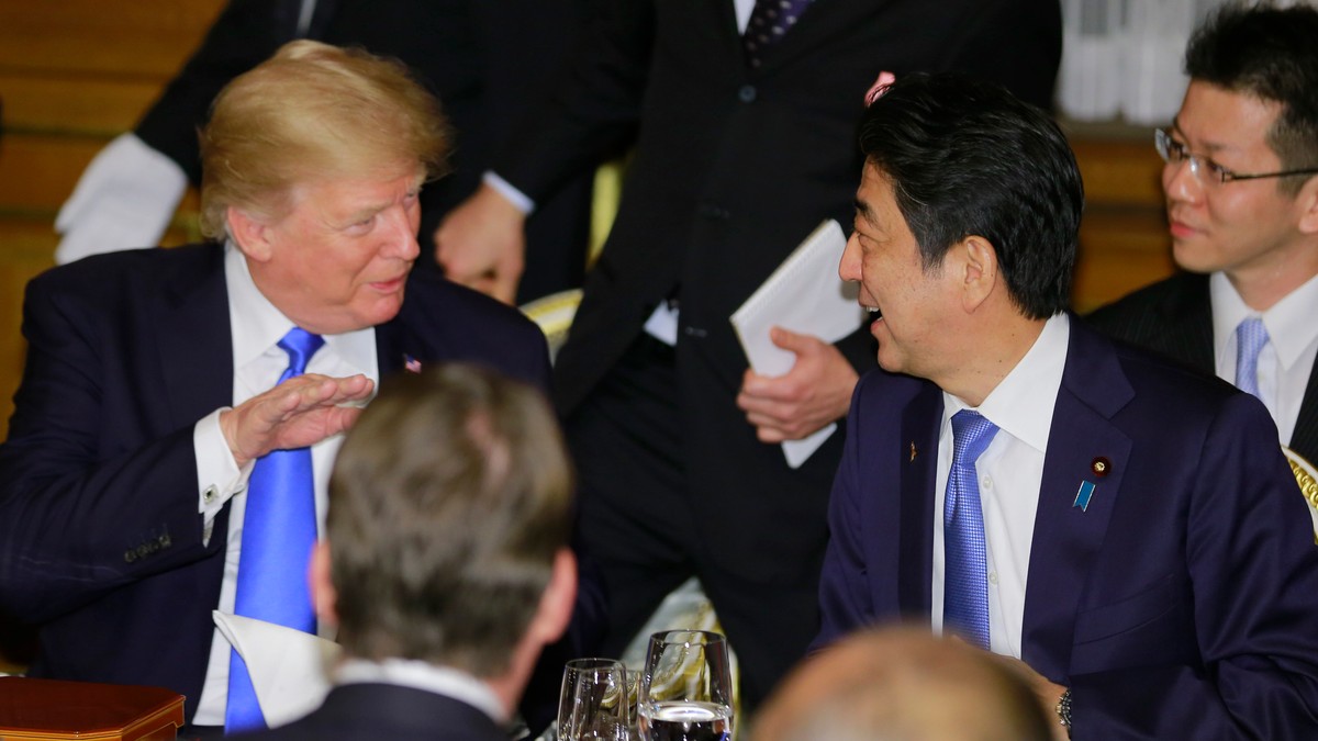 Cazul japonezilor răpiți de Coreea de Nord. Donald Trump și Shinzo Abe în timpul unei discuții